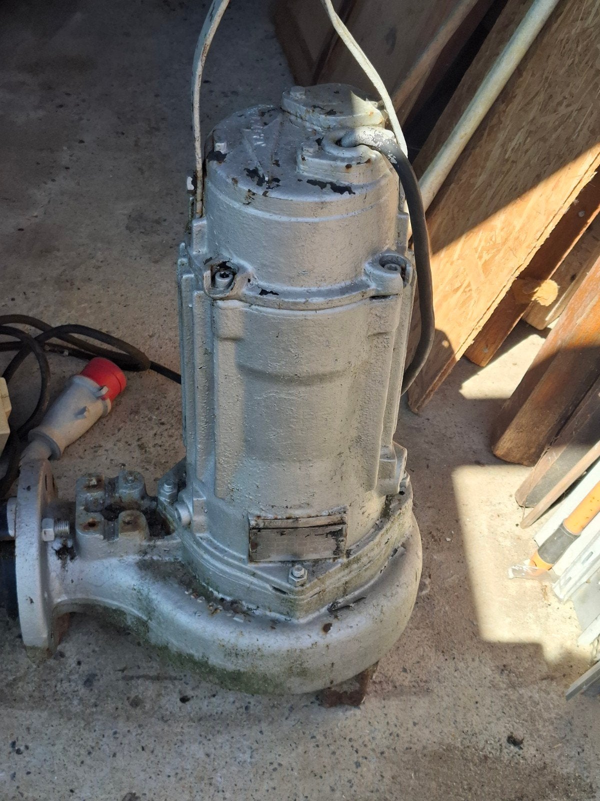 pompe immergée de grande puissance (+-100kg), Enlèvement, Utilisé