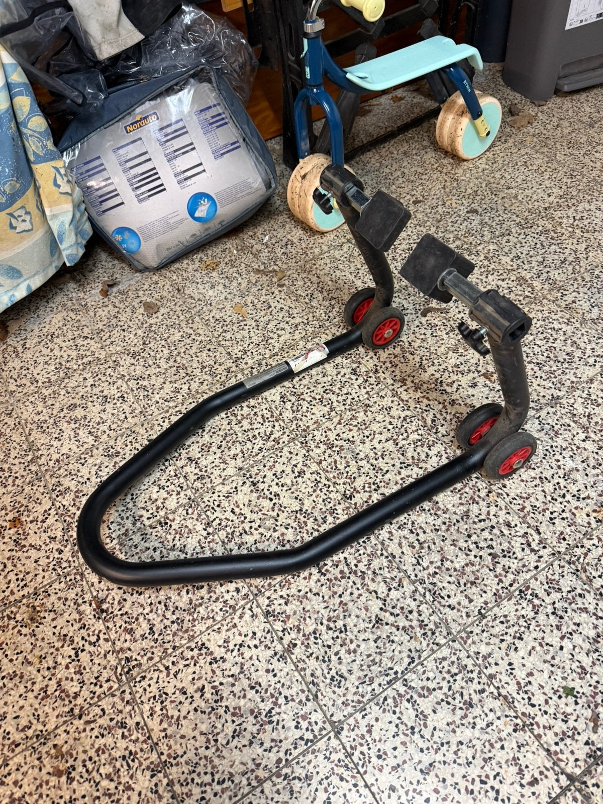 Paddock stand moto roue avant, Enlèvement