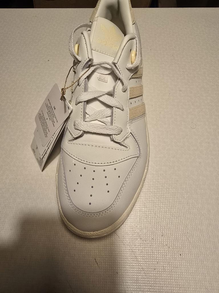 Basktes adidas 42, Vêtements | Hommes, Chaussures, Enlèvement, Comme neuf, Baskets