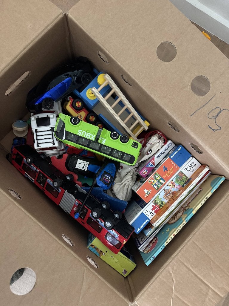 Boîte pour enfants pleine de trucs, de jouets et de livres, Enlèvement, Comme neuf, Construction, Sonore