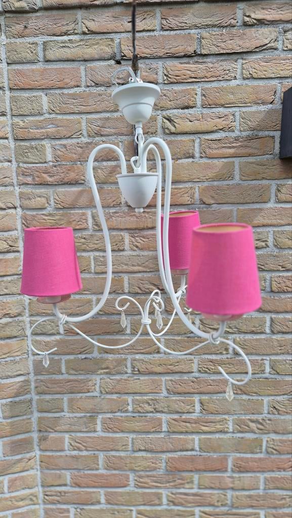 Luchter met 3 roze lampenkapjes, Ophalen