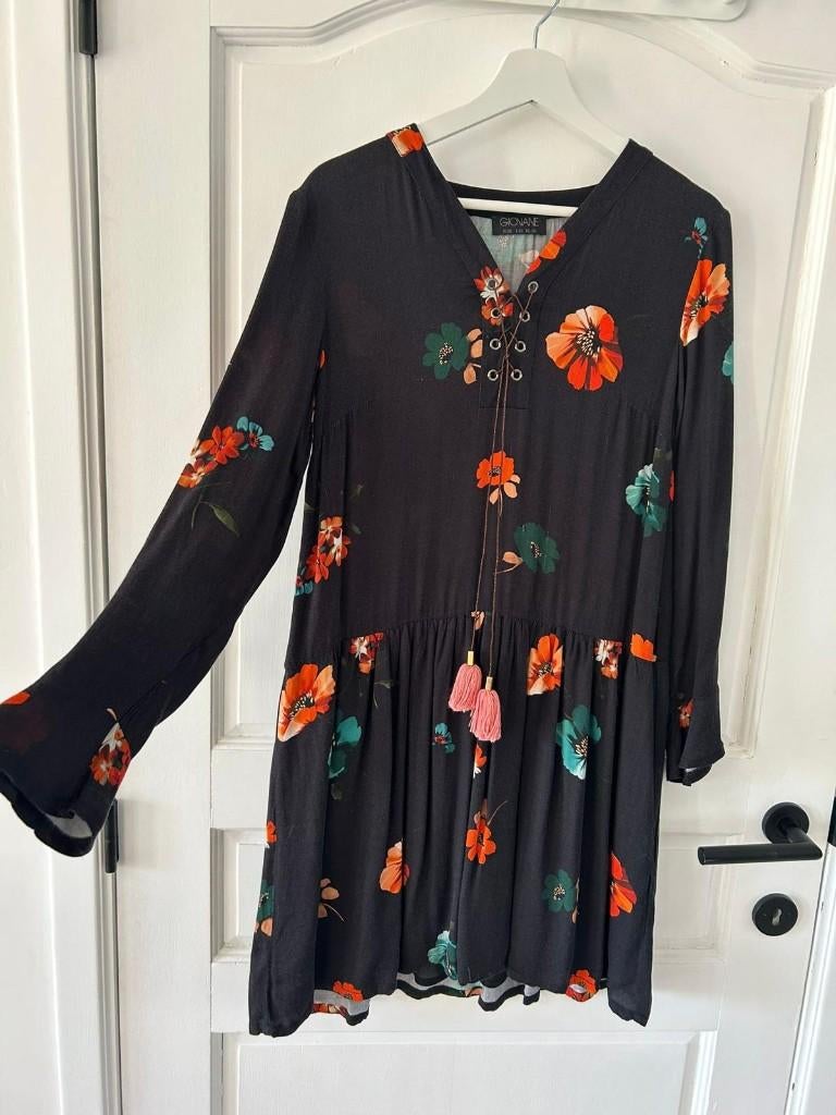 Giovane Jurk Zwart Bloemen M, Kleding | Dames, Maat 38/40 (M), Zwart, Ophalen of Verzenden, Zo goed als nieuw