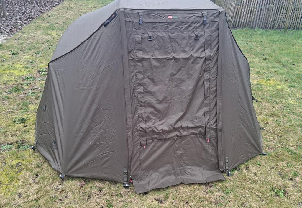 JRC defender brolly 60" + overwarp met solar stormpoles., Ophalen