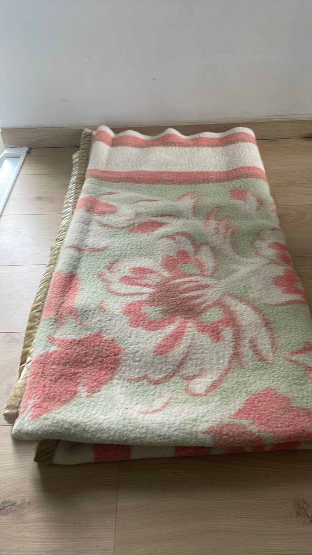 Vintage wollen deken met bloemen, Ophalen of Verzenden, Gebruikt, Beige