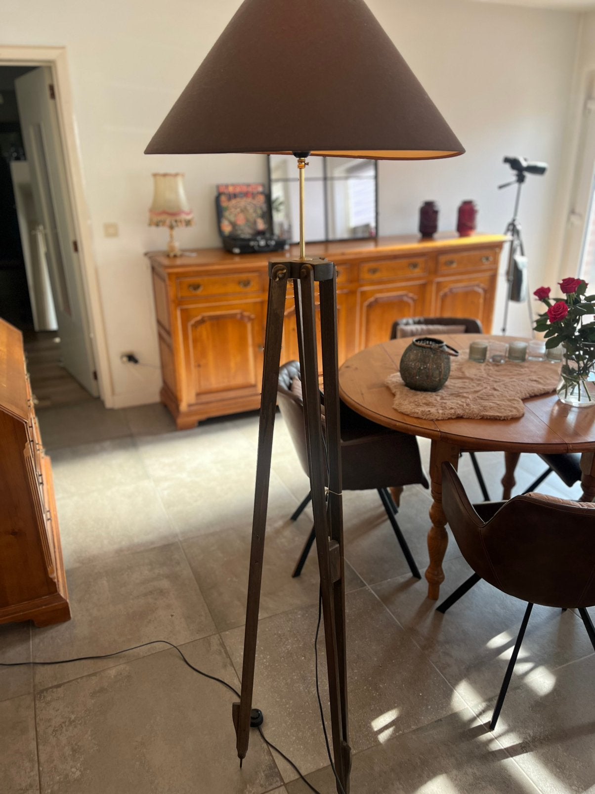 Vintage donkerhouten driepoot vloerlamp, Huis en Inrichting, Ophalen, Zo goed als nieuw, Hout, 150 tot 200 cm