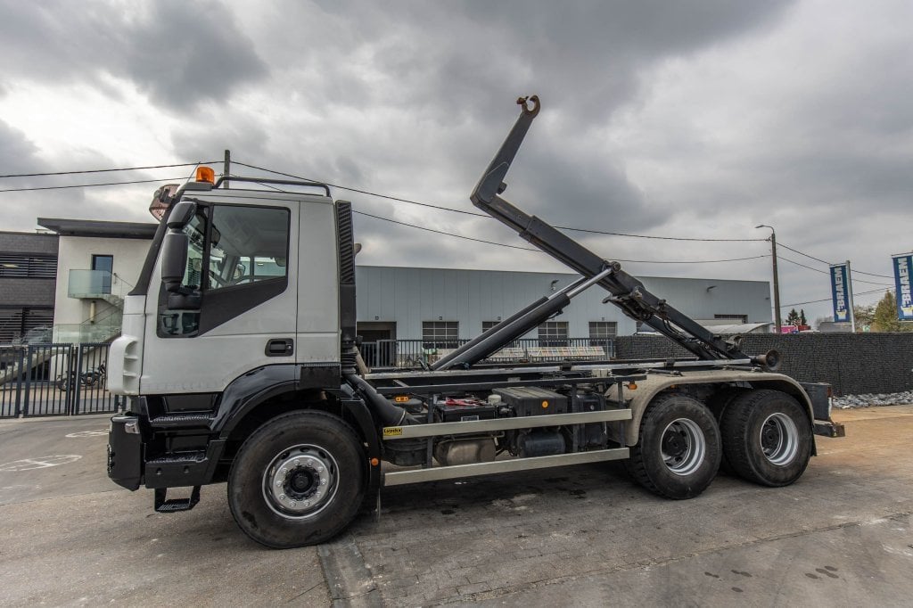 Iveco TRAKKER 410 - 121 499 KM (bj 2011), Auto's, Vrachtwagens, Euro 5, Achterwielaandrijving, Iveco, Wit