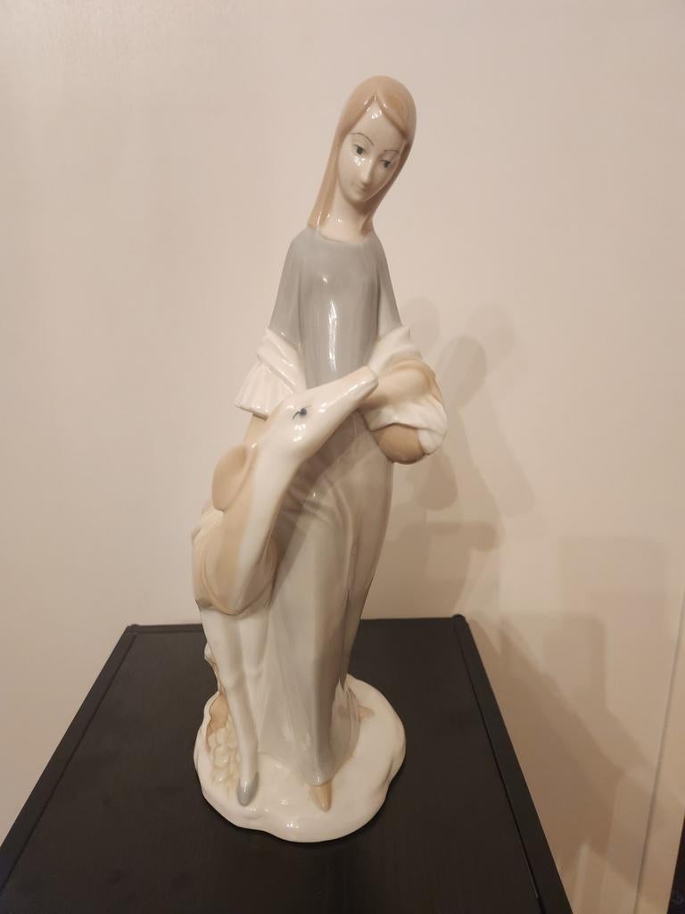 Groot Spaans Porseleinen Beeld – Meisje met Hert – D’Art, S., Antiek en Kunst, Antiek | Religieuze voorwerpen, Ophalen