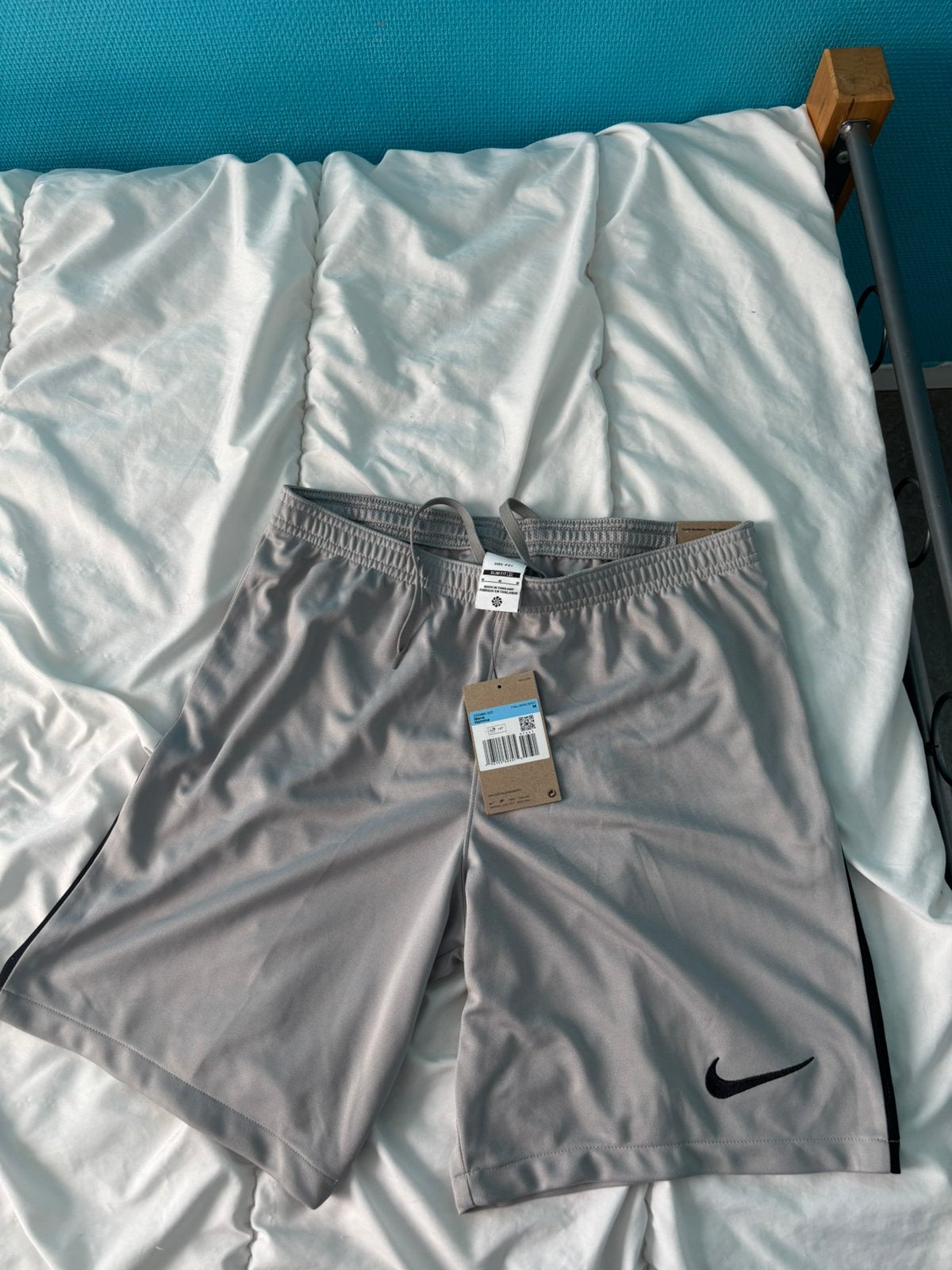 Short de sport Nike Dri-FIT Slim Fit  Taille M, Enlèvement ou Envoi, Comme neuf, Gris