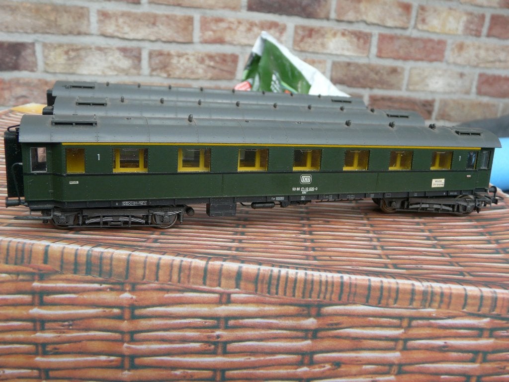 Liliput 3 x personenrijtuig DB en 1 bagage/postrijtuig, Hobby en Vrije tijd, Ophalen, Gebruikt, Gelijkstroom, Wagon