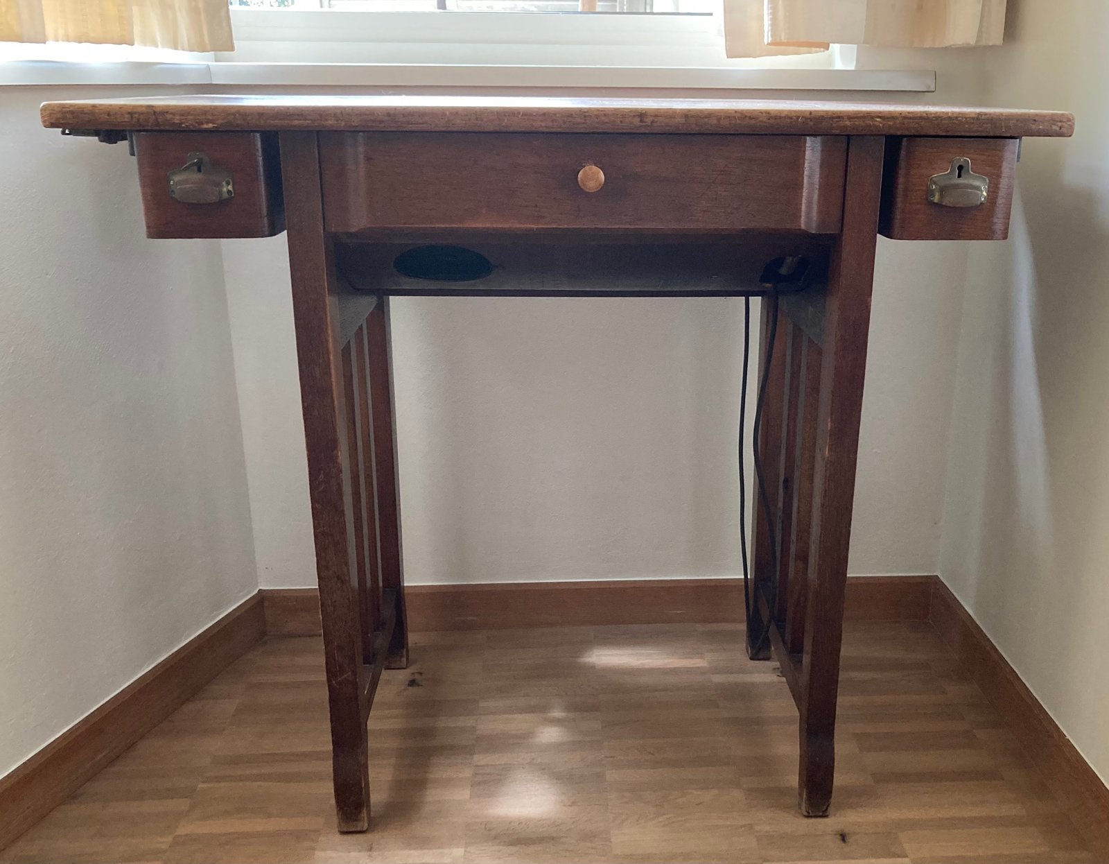 Table à coudre ancienne avec machine à coudre, Maison & Meubles, Tables | Dessertes, Antiek, 25 à 50 cm, 50 à 100 cm, Enlèvement