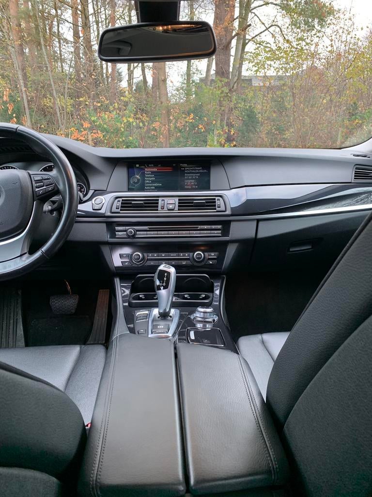 BMW 520d entièrement renouvelée, couleur noire, Autos, Cuir, Euro 5, 129 g/km, Carnet d'entretien
