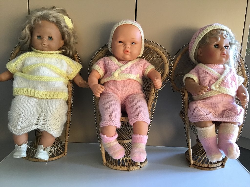 3 belles poupées avec des vêtements tricotés, Enlèvement ou Envoi, Comme neuf, Poupée