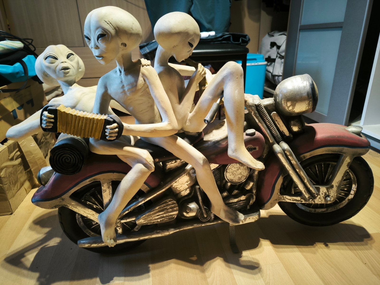 beeld aliens op moto, Ophalen