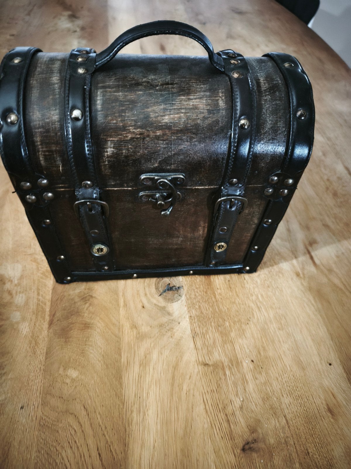 Antieke houten schatkist afgewerkt met 2 lederen riemen, Ophalen of Verzenden