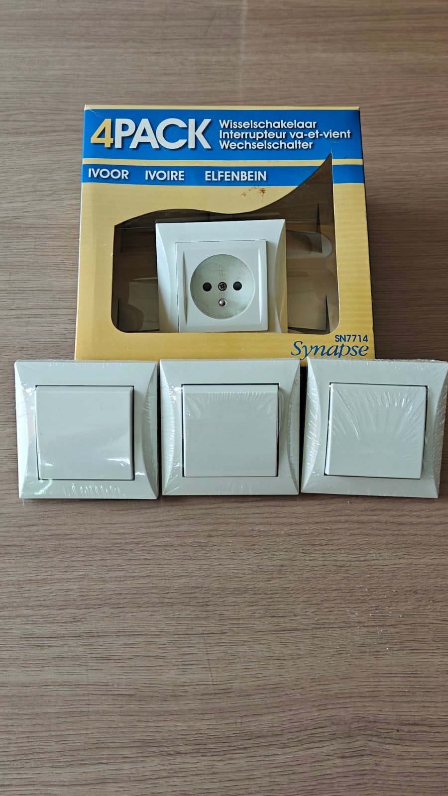 3 wisselschakelaars + 1 stopcontact, Ophalen of Verzenden, Nieuw, Schakelaar