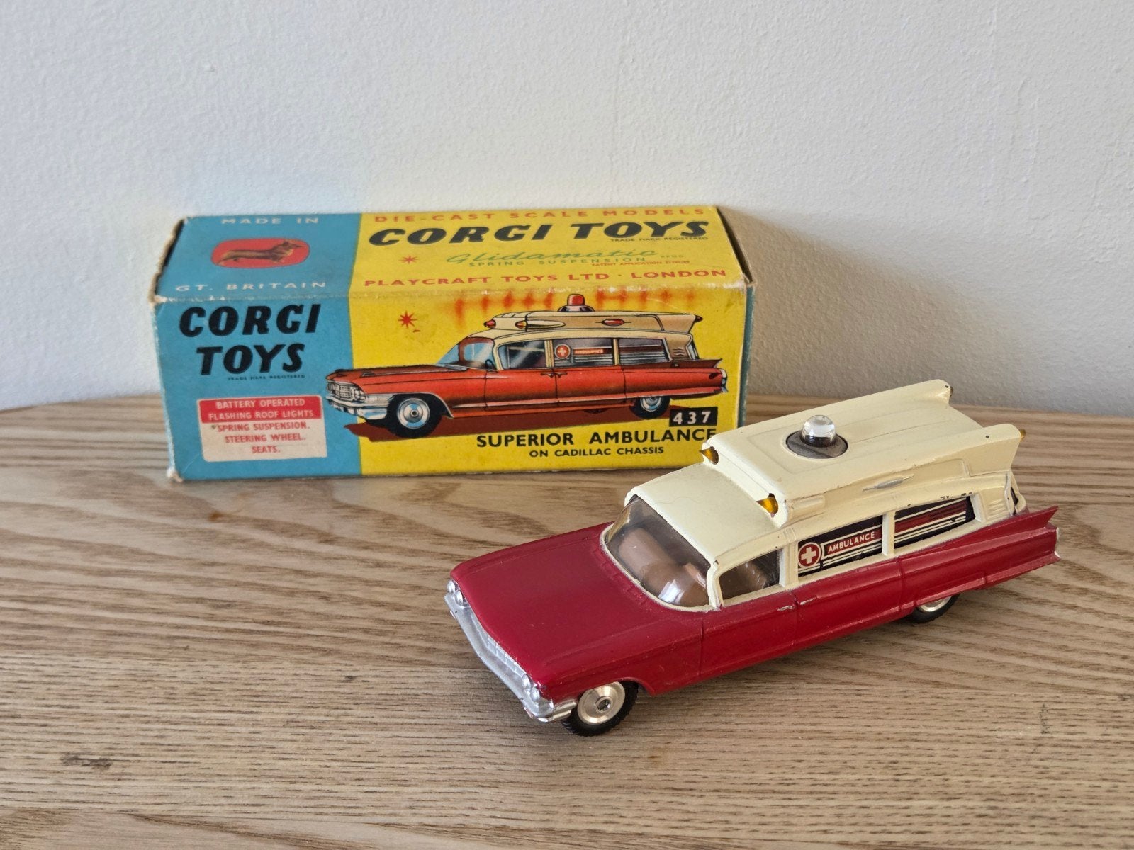 Corgi toys 437 Superior Ambulance, Ophalen of Verzenden, Zo goed als nieuw, Auto, Corgi