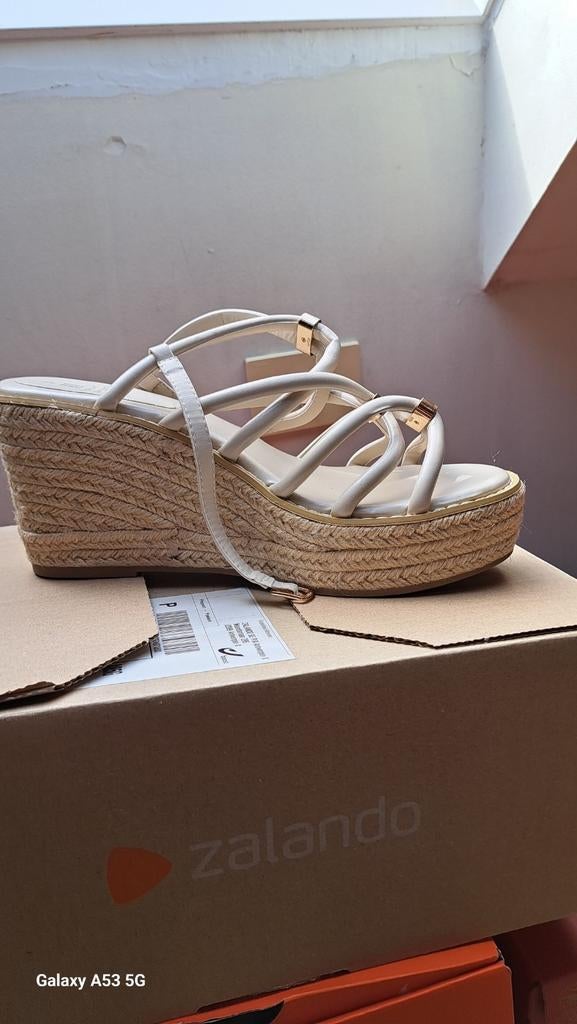 NIEUWE  beige  schoenen maat 42, Kleding | Dames, Schoenen, Ophalen, Beige