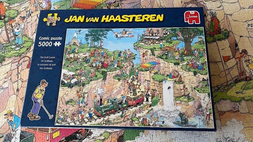 puzzel Jan van Haasteren - De Golgbaan - 5000 st, Hobby en Vrije tijd, Ophalen of Verzenden, Meer dan 1500 stukjes, Zo goed als nieuw
