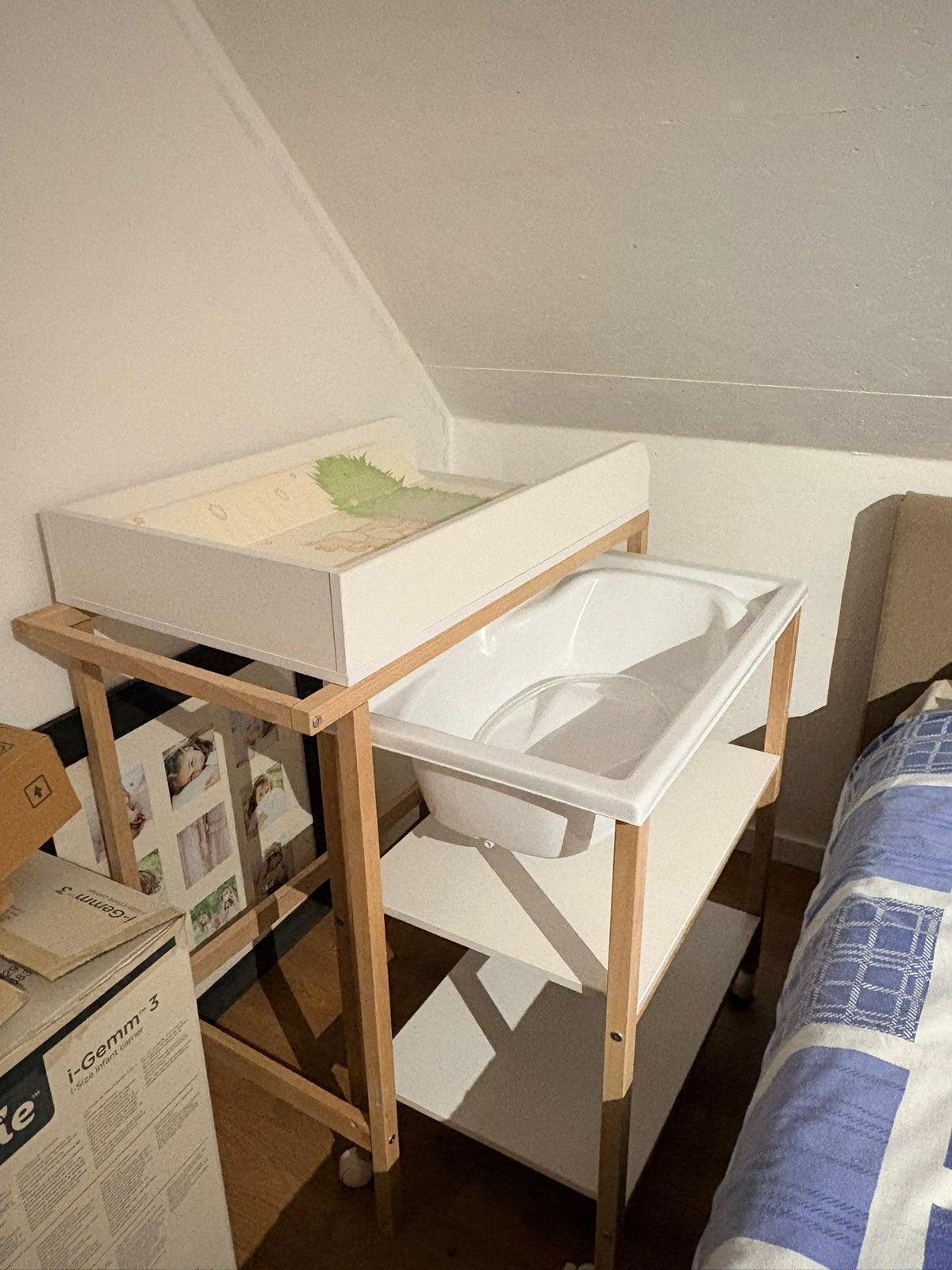 Verzorgtafel met bad en opbergruimte, Ophalen, Zo goed als nieuw