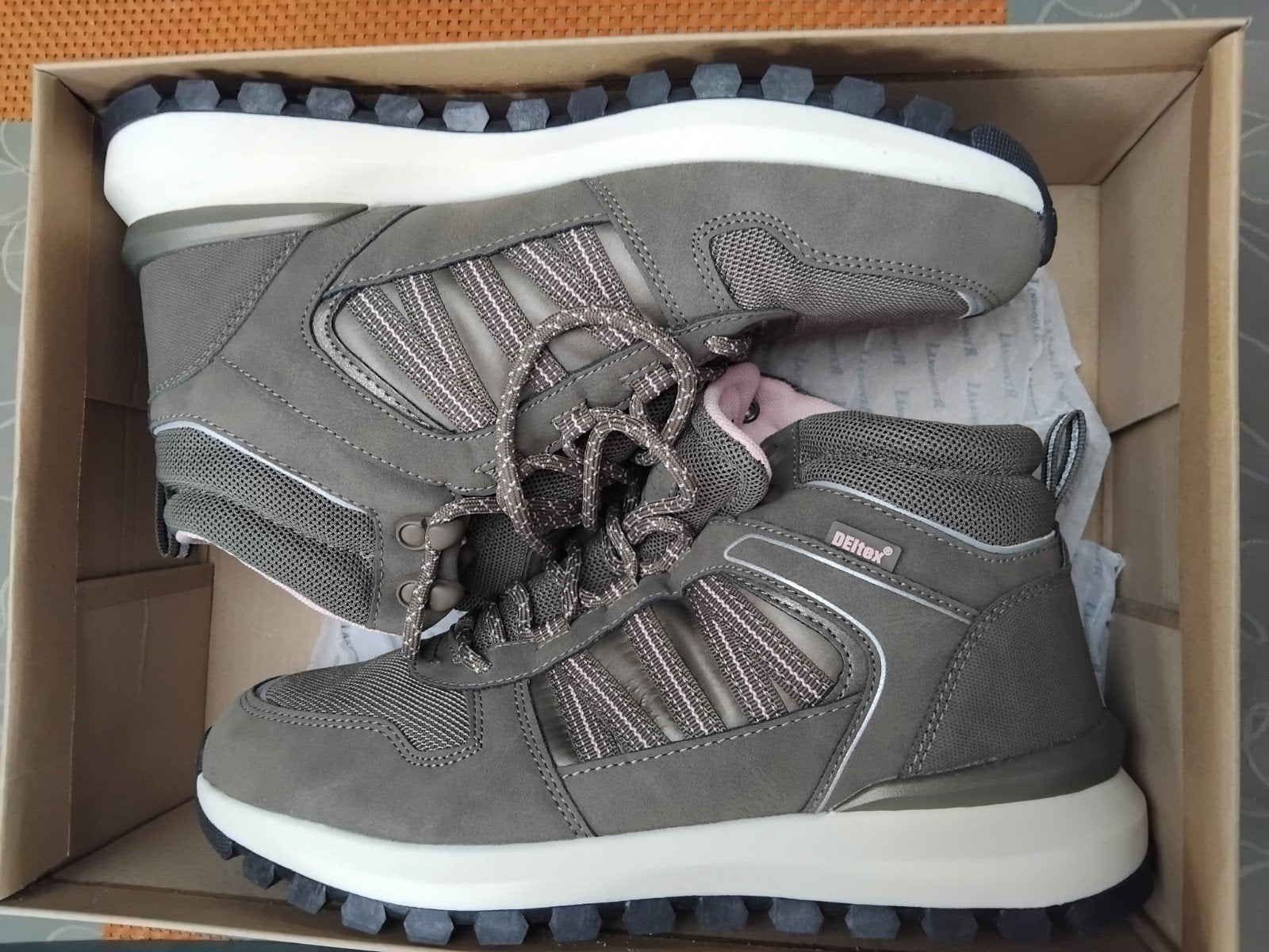 Nouvelles chaussures de marche, Enlèvement