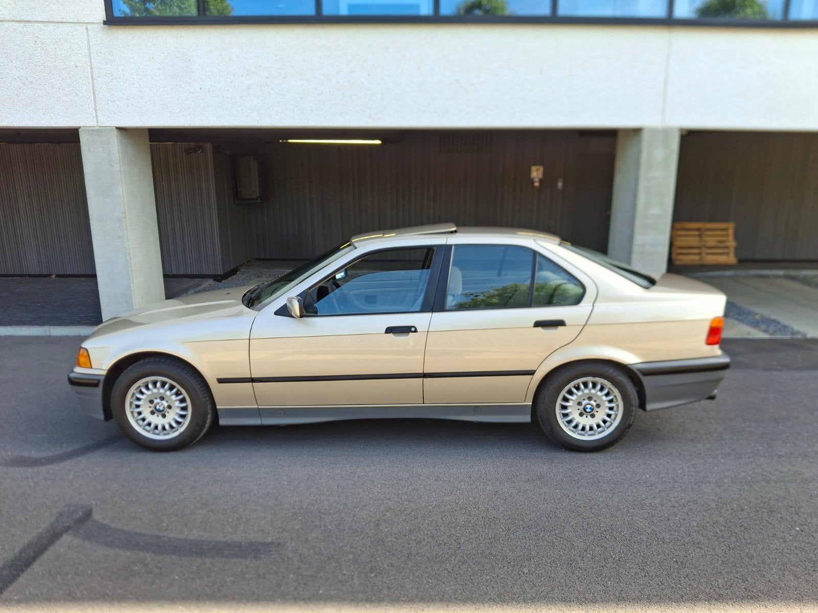 bmw e36 318i automatic Origineel weinig km's, Auto's, BMW, Automaat, 4 cilinders, Particulier, Onderhoudsboekje