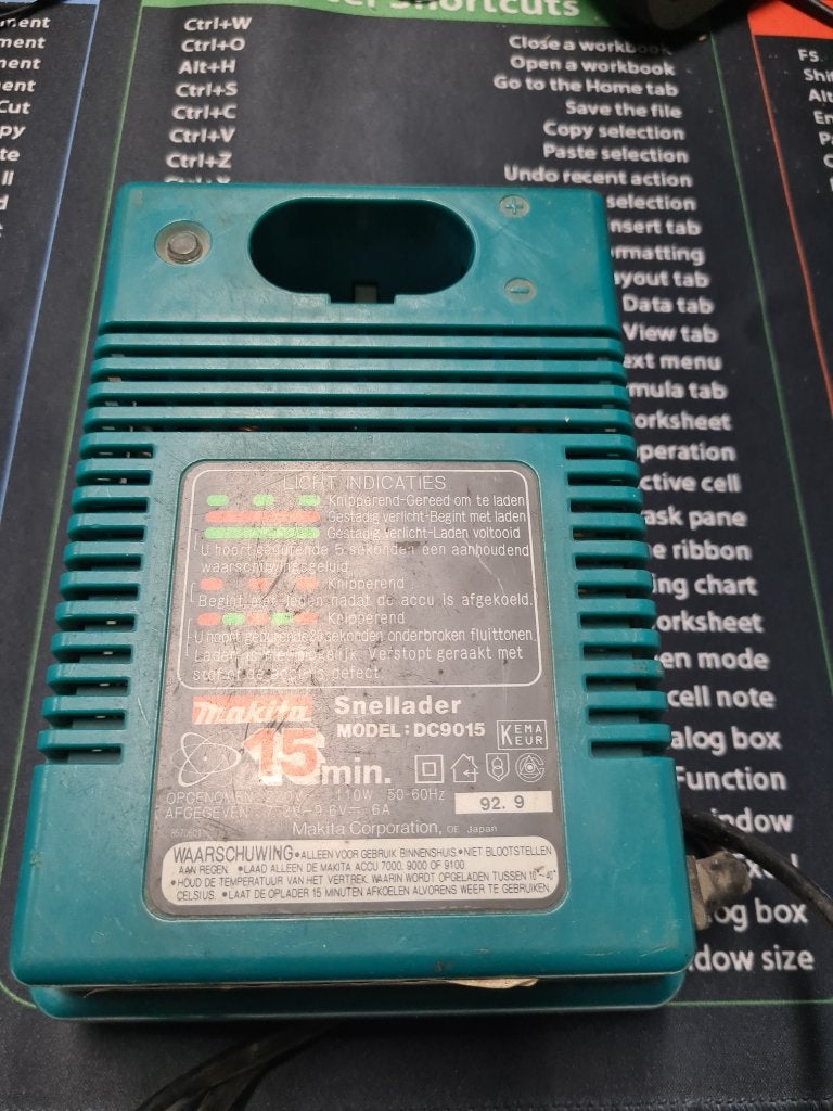 Makita DC9015 snellader, Ophalen of Verzenden, Gebruikt