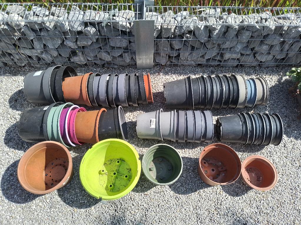 Lot de +/- 75 pots de fleurs en PVC, Moins de 25 cm, Rond, Synthétique, Enlèvement