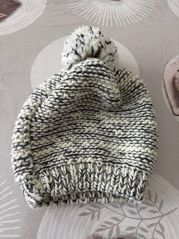 Geïnspireerd op de gebreide muts met pompon van Veritas, Kleding | Dames, Ophalen of Verzenden, Zo goed als nieuw