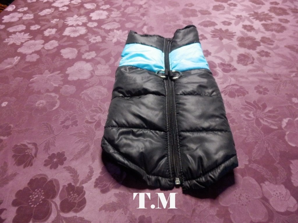 (26)- manteau petit chien t.M noir et bleu, Animaux & Accessoires, Avec fermeture, Enlèvement ou Envoi, Comme neuf, M