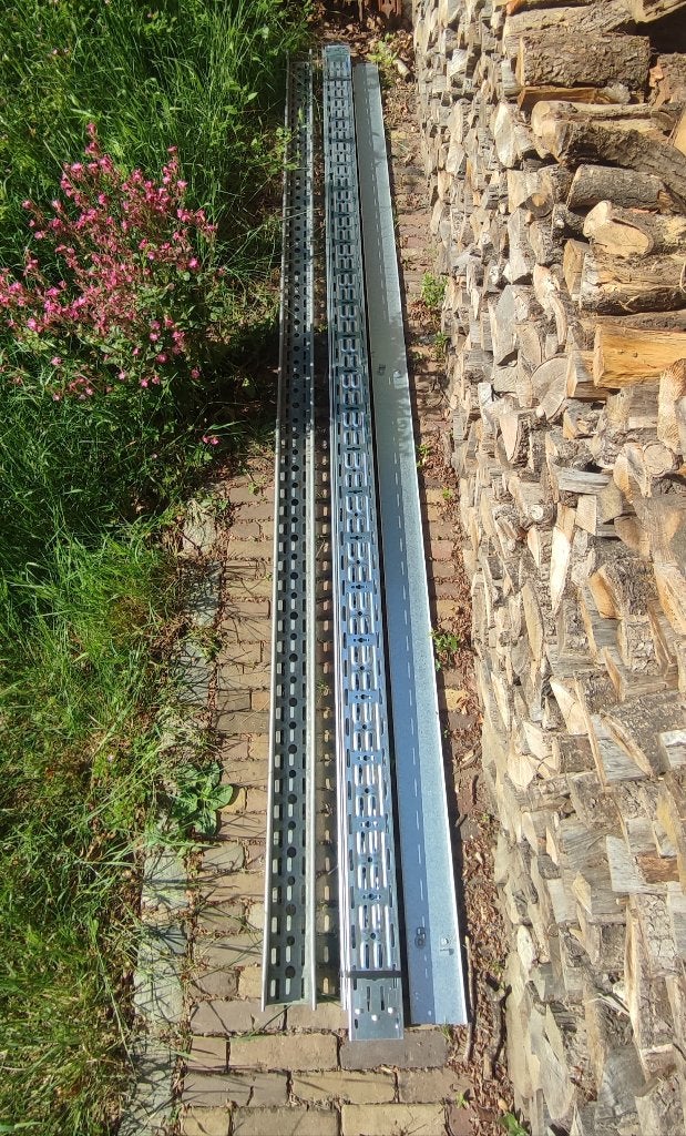 Rails métalliques galvanisés + couvercle/cache – NEUFS +-3 m, Neuf, 2 à 4 mètres, Enlèvement, Autres types