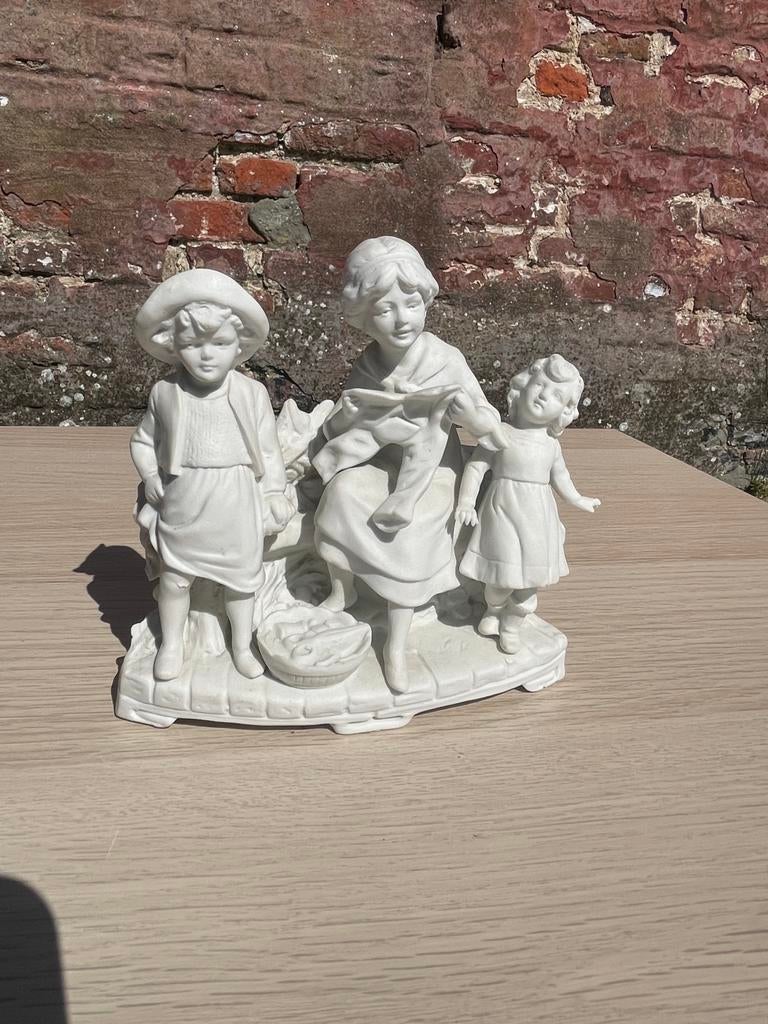 Vintage wit beeldje met kinderen en bloembak, Antiek en Kunst, Ophalen of Verzenden