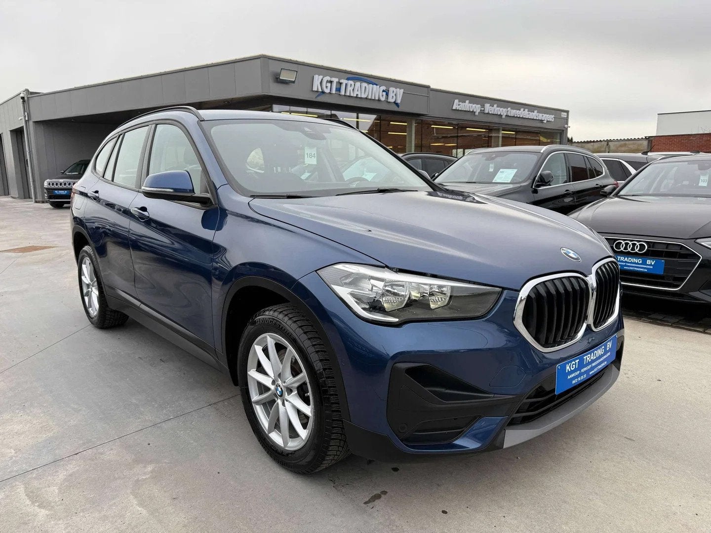 BMW X1 1.5i FACELIFT NAVIGATIE PROF CAMERA HEAD-UP LED, Stof, Gebruikt, Bedrijf, 3 cilinders