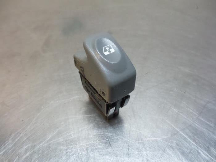 Commutateur vitre électrique d'un Renault Twingo (Twingo 98, Renault, -, 3 mois de garantie, Utilisé