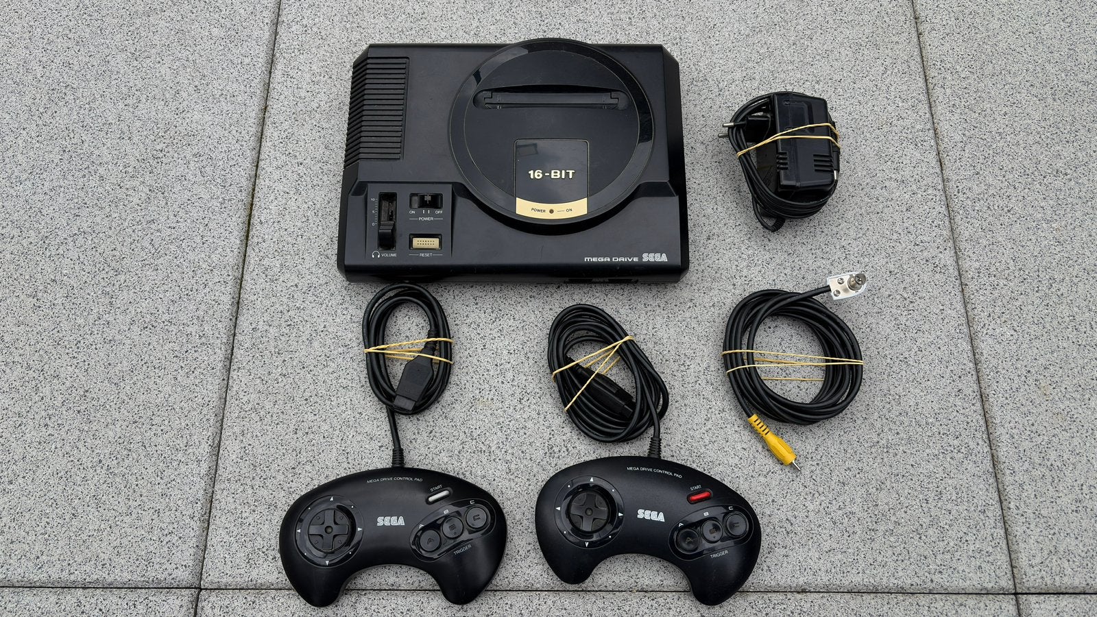 Sega Mega Drive Model 1 + 43 originele spellen (PAL), Games en Spelcomputers, Spelcomputers | Sega, Zo goed als nieuw, Mega Drive
