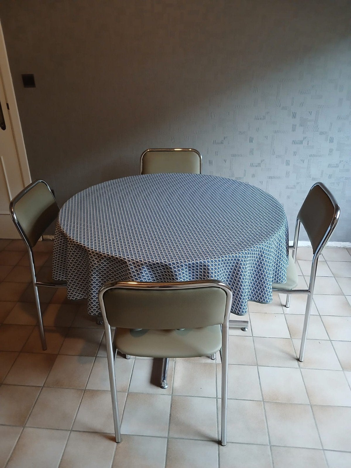 Eettafel + 4 stoelen, 100 à 150 cm, Quatre personnes, Rond, 100 à 150 cm
