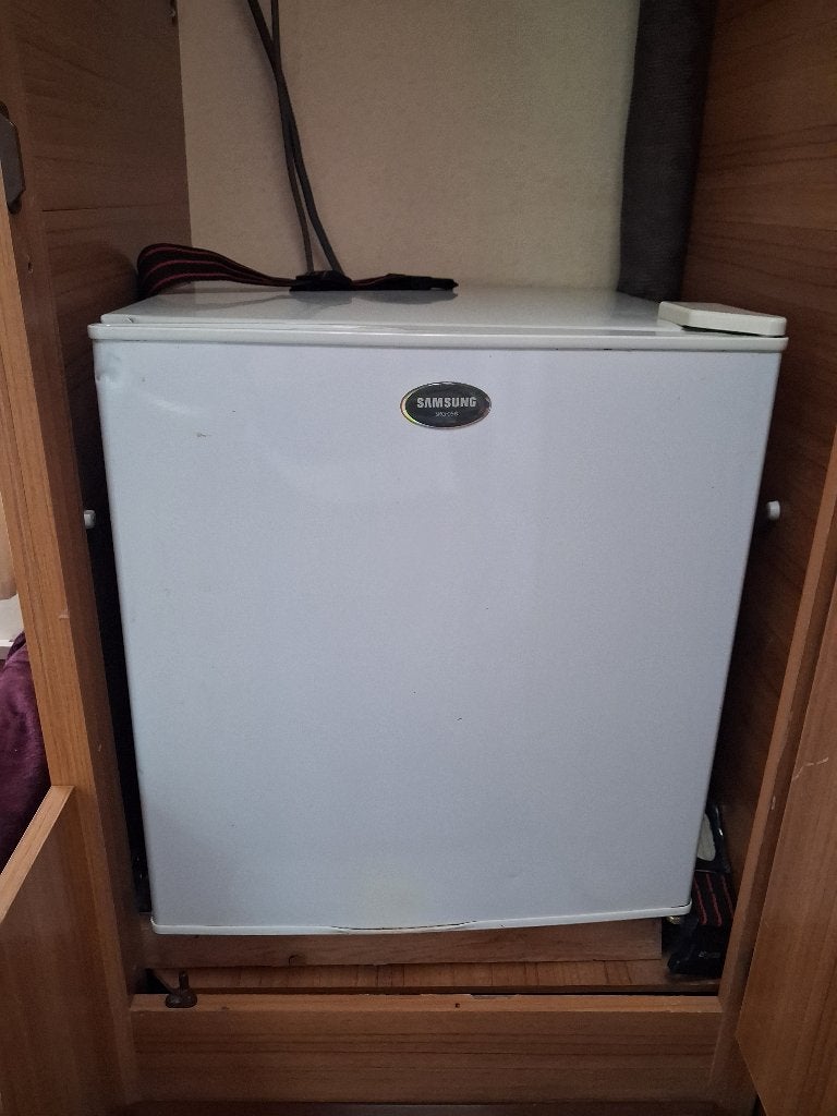 mini koelkastje Samsung, Elektronische apparatuur, Koelkasten en IJskasten, Gebruikt, Met vriesvak, Minder dan 75 liter, Minder dan 85 cm