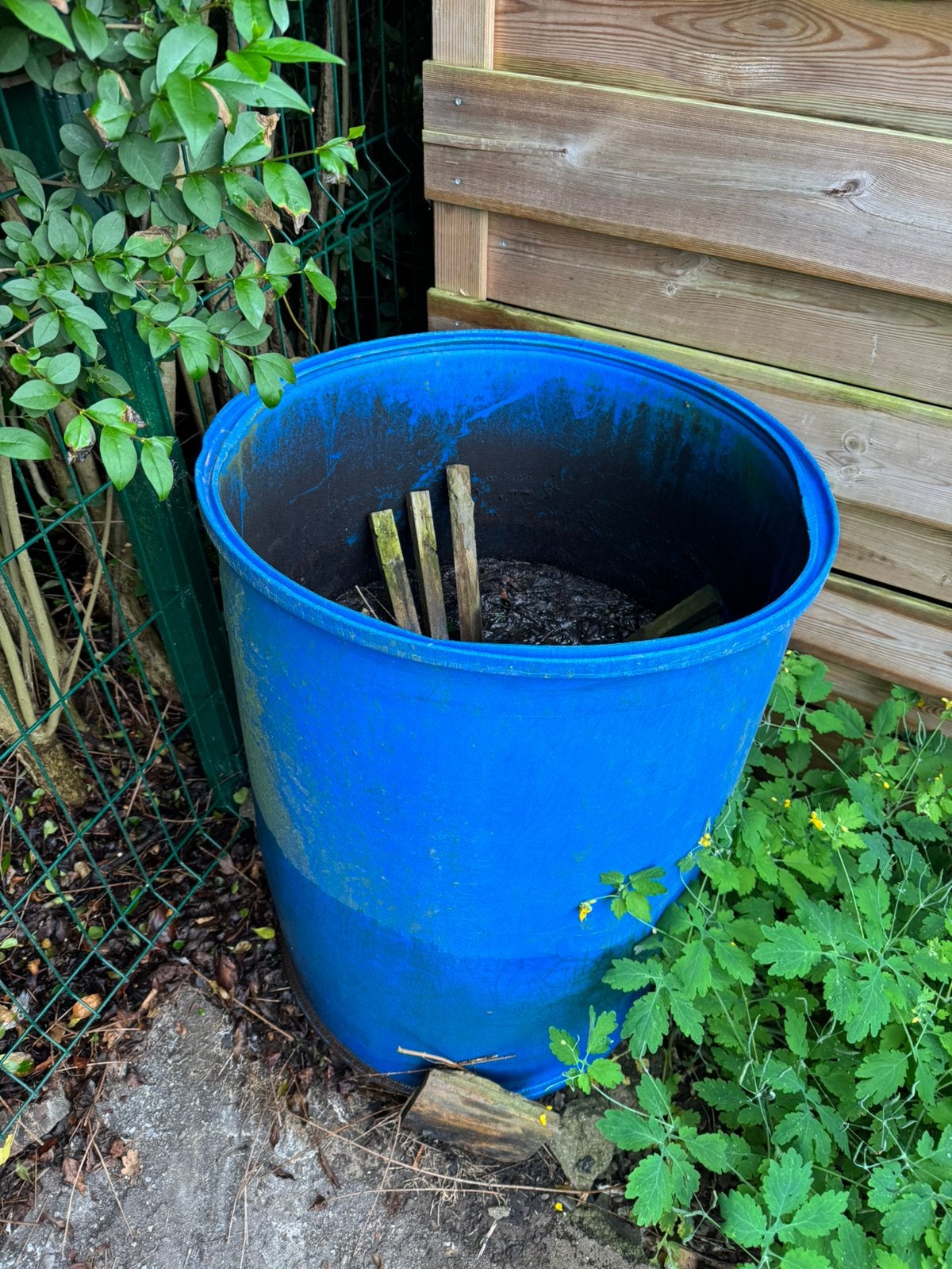 bac bleu à enlever avec déchet hydrocarbures j’offre 50€, 150 litres ou plus, Enlèvement, Utilisé, Autres matériaux