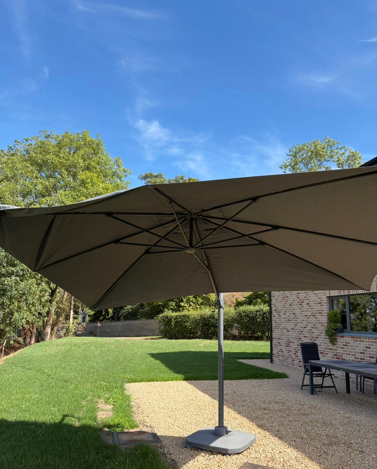 ️ Grand parasol gris avec pied en béton, Jardin & Terrasse, Parasols, Enlèvement, Utilisé, Parasol sur pied