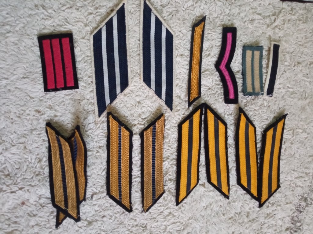 Militaria Lot d'Insigne de Col D'Uniformes, Envoi, Autres, Ruban, Médaille ou Ailes