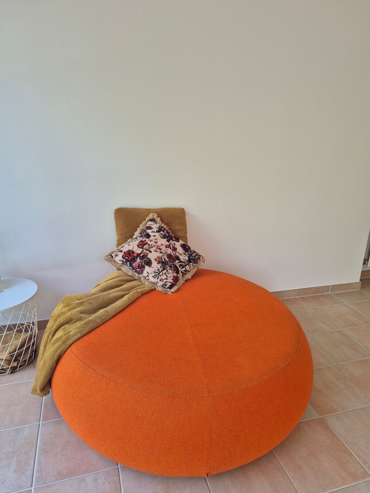 Arper Pix design poef / zitbank XXL – Ø 130 cm – oranje, Huis en Inrichting, Ophalen, Oranje