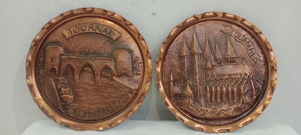 2 Plats muraux cuivre repoussé Tournai 19cm, Antiquités & Art, Enlèvement ou Envoi, Cuivre