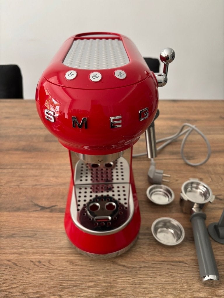 SMEG Espresso koffiemachine - rood, Elektronische apparatuur, Koffiezetapparaten, Ophalen, Koffiemachine, Zo goed als nieuw, Afneembaar waterreservoir