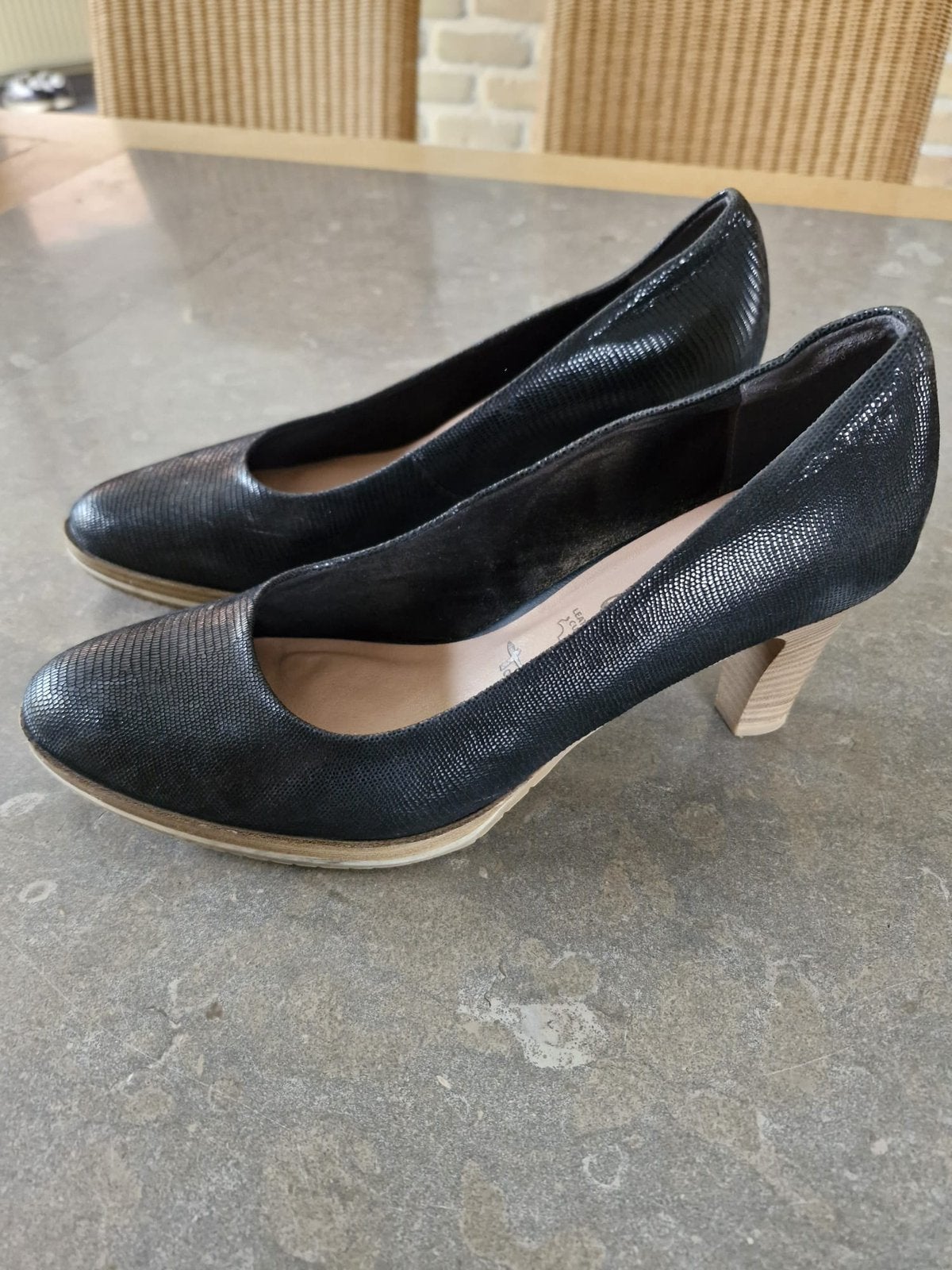 Escarpins en cuir noir Tamaris taille 41, Enlèvement, Comme neuf, Noir, Escarpins