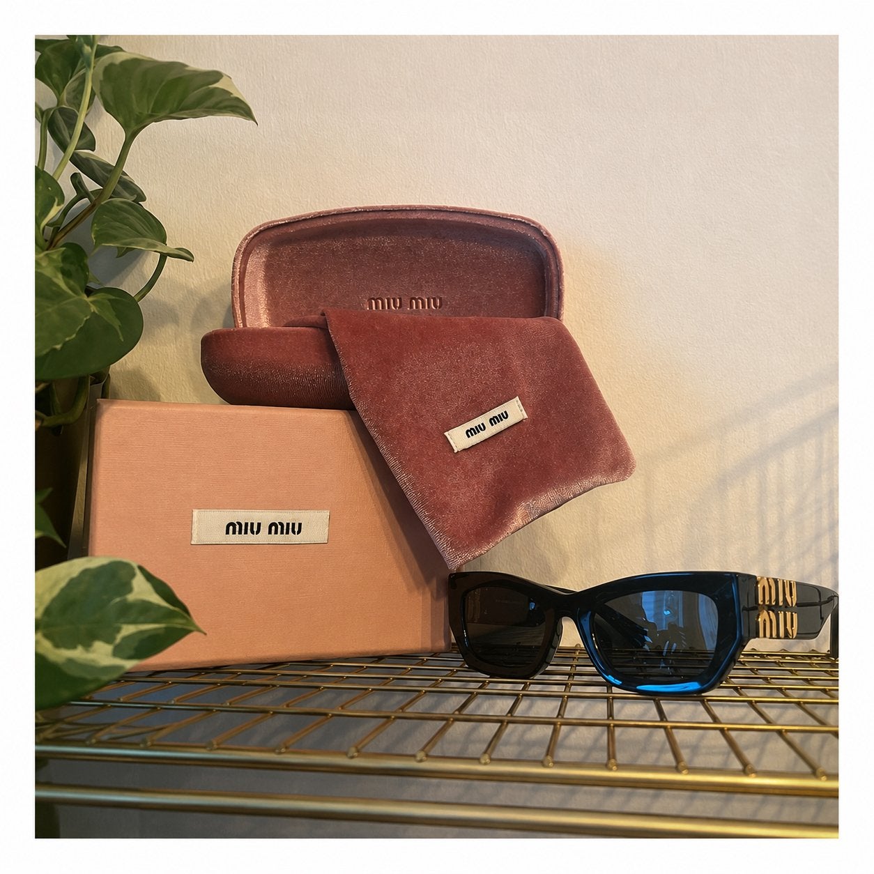 MIU MIU GLIMPSE ZONNEBRIL Iconic & stylish, Bijoux, Sacs & Beauté, Lunettes de Soleil & Lunettes | Femmes, Neuf, Autres marques