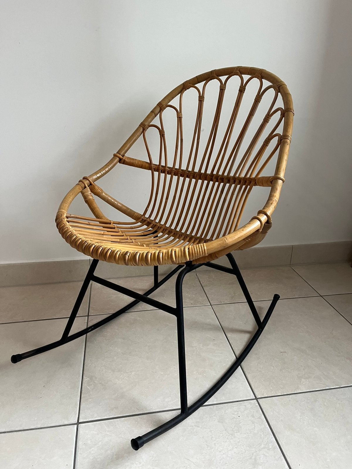 Rocking chair rotin paon, Enlèvement, Comme neuf, Noir, Métal