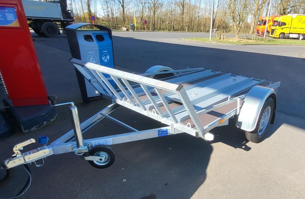 Nieuwe motoraanhangwagen 2025, Ophalen