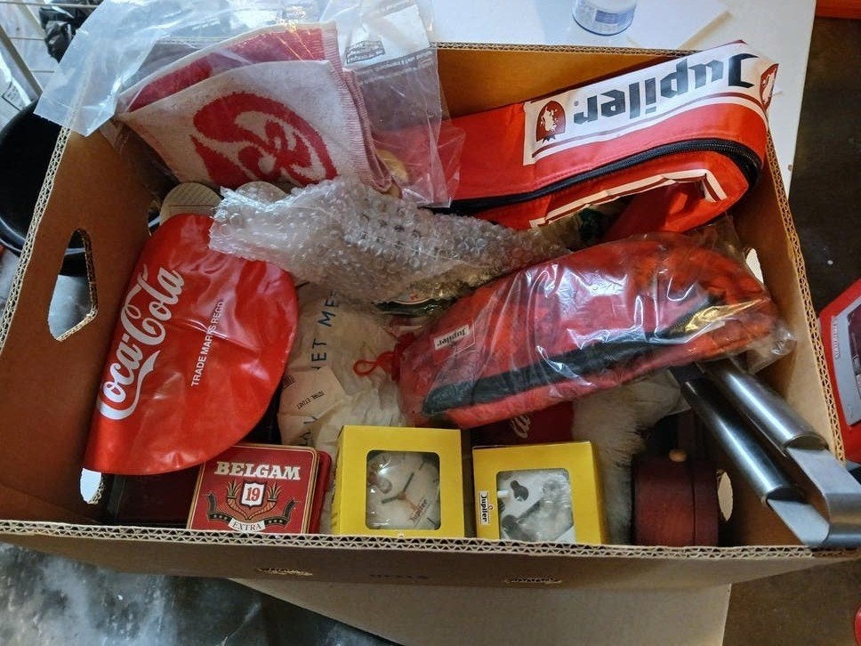 Doos met reclame producten van Coca-Cola en biermerken, Enlèvement ou Envoi