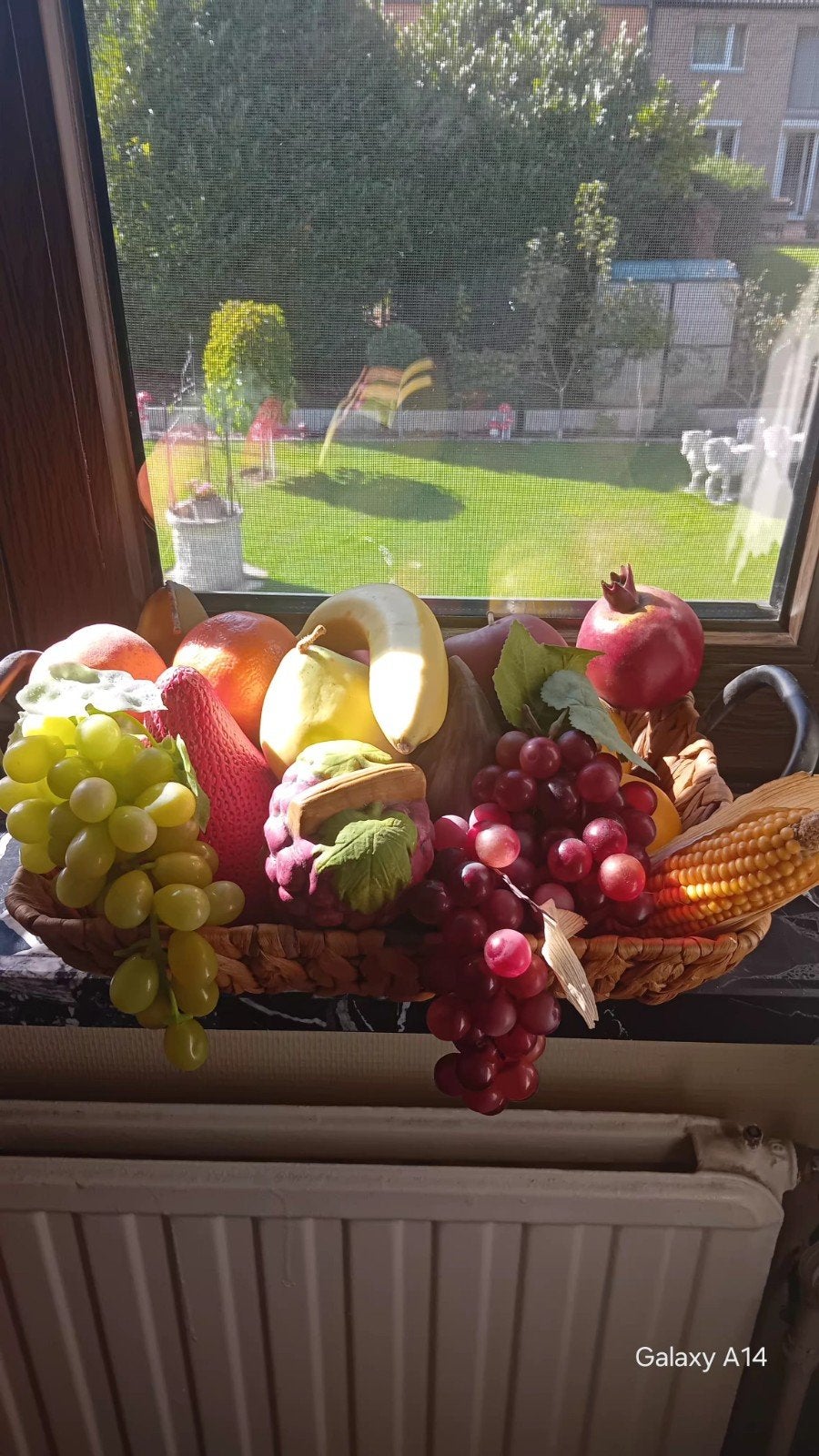 decoratieve mand met kunstfruit, Ophalen
