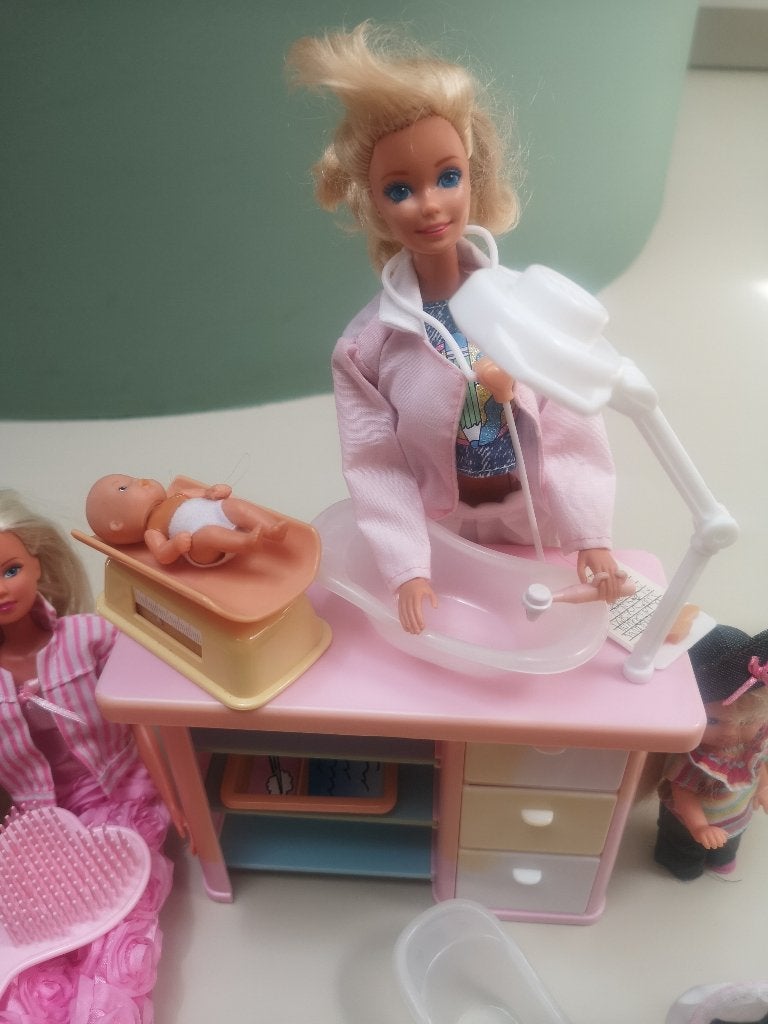 Set barbies - thema kinderdokter / pediatrie, Kinderen en Baby's, Ophalen, Gebruikt