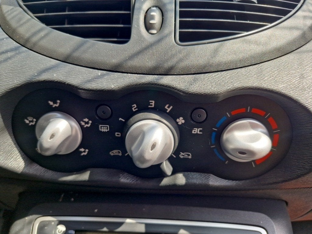 PANNEAU DE COMMANDE CHAUFFAGE CLIMATISATION Twingo II (CN), Renault, Utilisé, Peter-Huppertz-Straße 5
51063  Köln, DE, Dialog.deutschland@renault.de